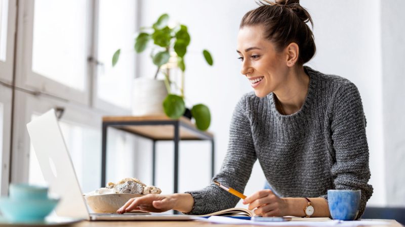 Abbildung Frau an Laptop