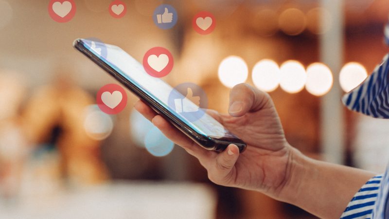 Abbildung Smartphone mit Herzen