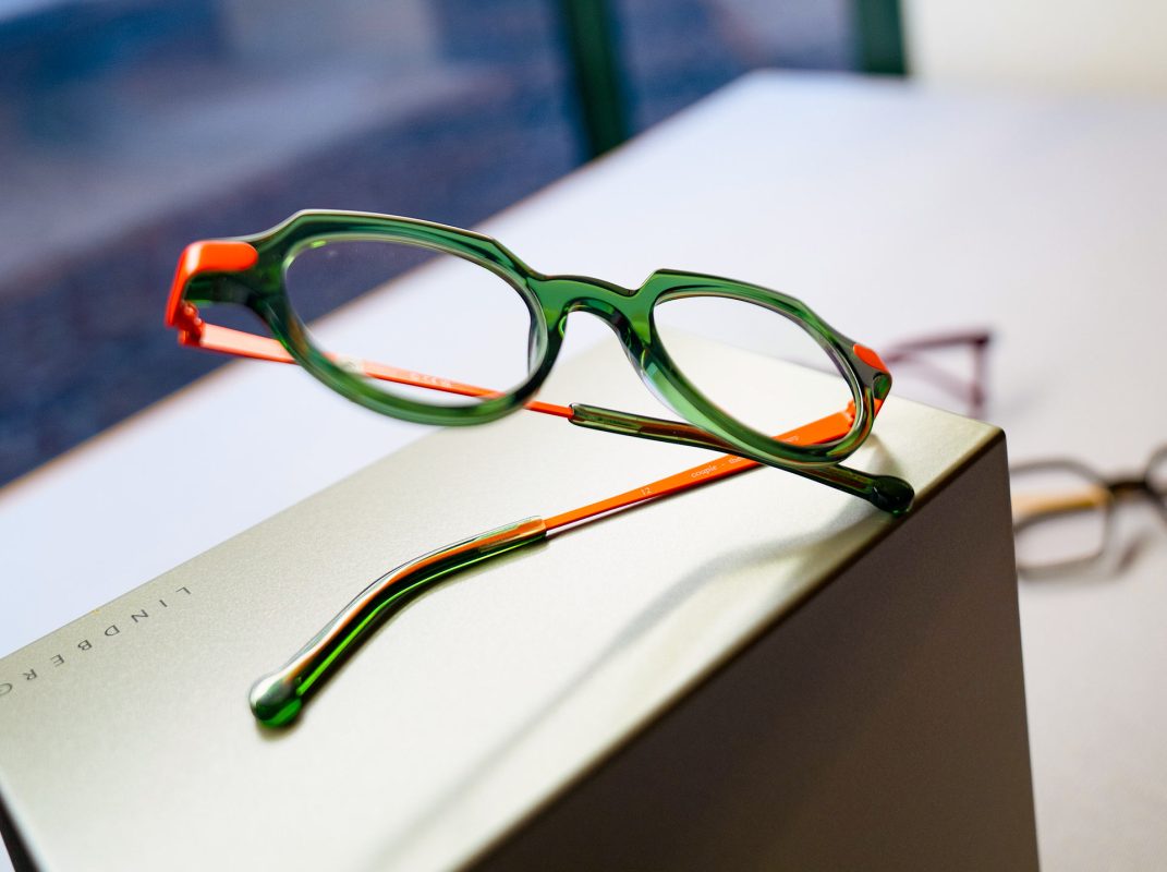 Grüne und orangefarbene Brille auf Box
