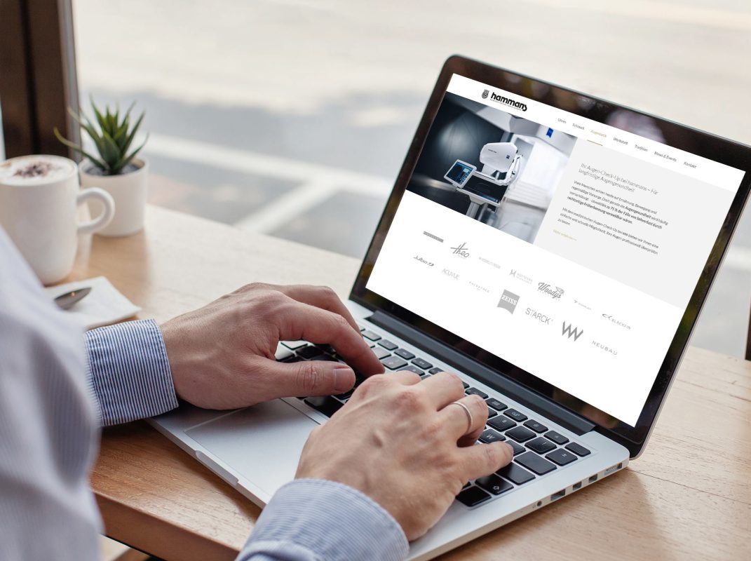 Mensch arbeitet am Laptop im Café