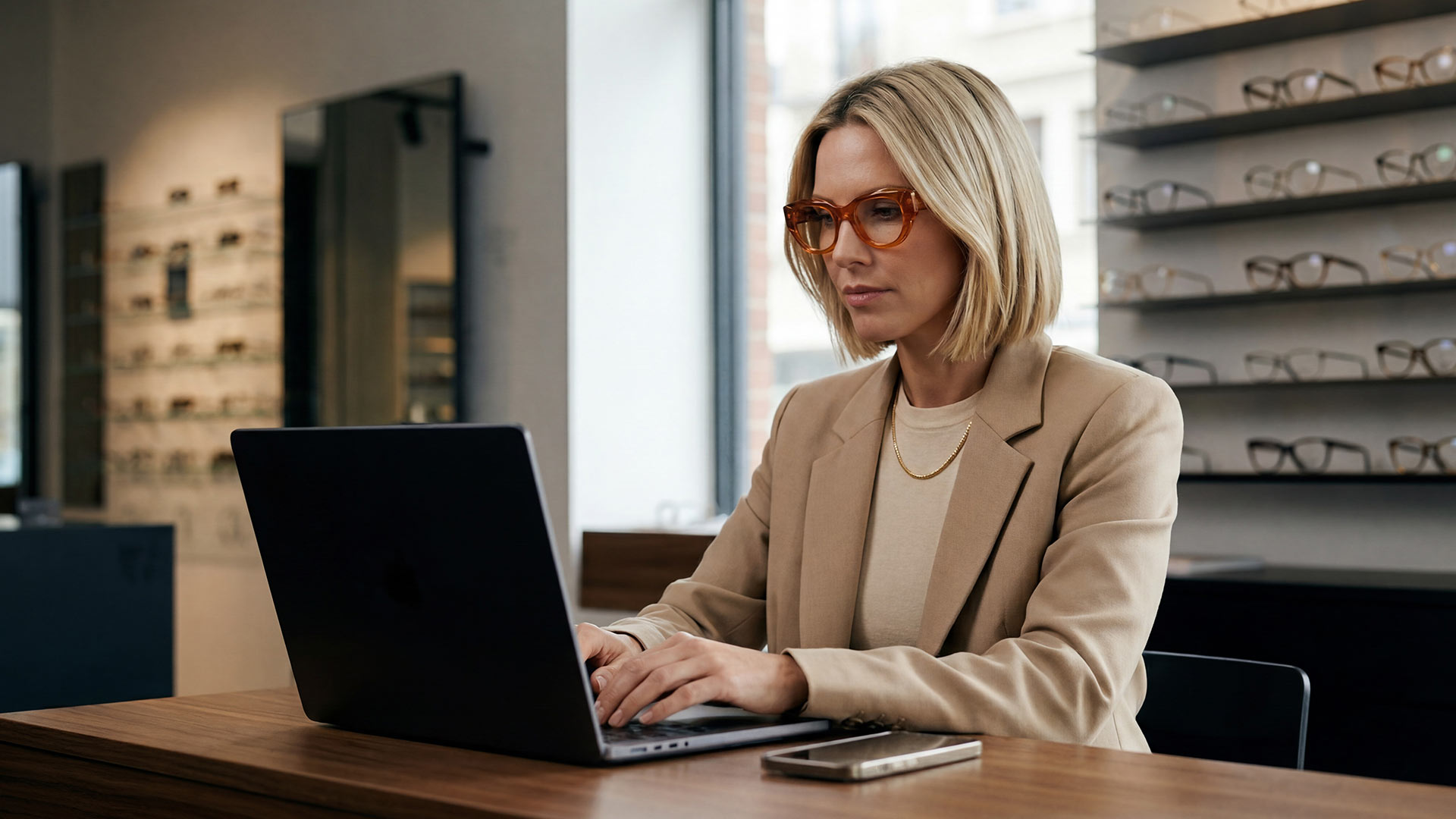 Frau arbeitet am Laptop im Geschäft.